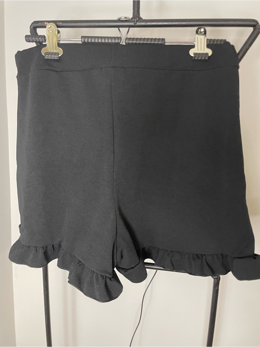 PrettyLittleThing Black Ruffle-Hem Skort - Picture 2 of 3
